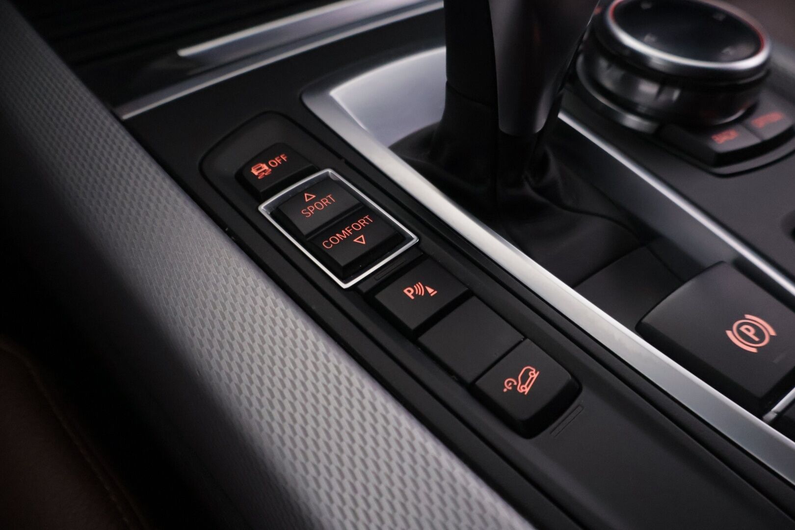 BMW X5 2014 F15 M50d - | Harman/Kardon | Comfort istuimet muistilla | Vetokoukku | Navi | Webasto |
