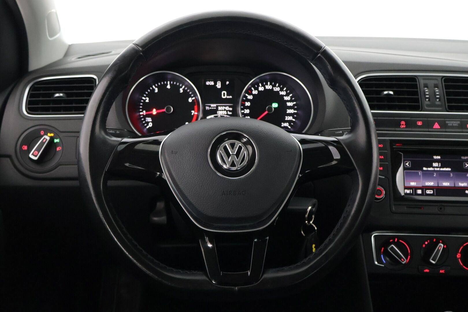 Volkswagen Polo 2014 Comfortline 1,2 TSI 66 kW BlueMotion Technology DSG 4ov *Suomi-auto / Vakkari / Tutkat / BT* - 2x renkaat ja aluvanteilla / Metalliväri - HULLUT AVAJAISHULINAT KORKOTARJOUS 3,29 %