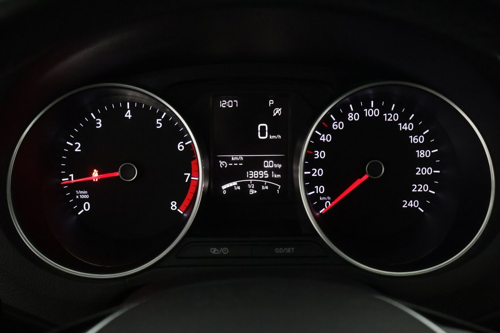 Volkswagen Polo 2014 Comfortline 1,2 TSI 66 kW BlueMotion Technology DSG 4ov *Suomi-auto / Vakkari / Tutkat / BT* - 2x renkaat ja aluvanteilla / Metalliväri - HULLUT AVAJAISHULINAT KORKOTARJOUS 3,29 %