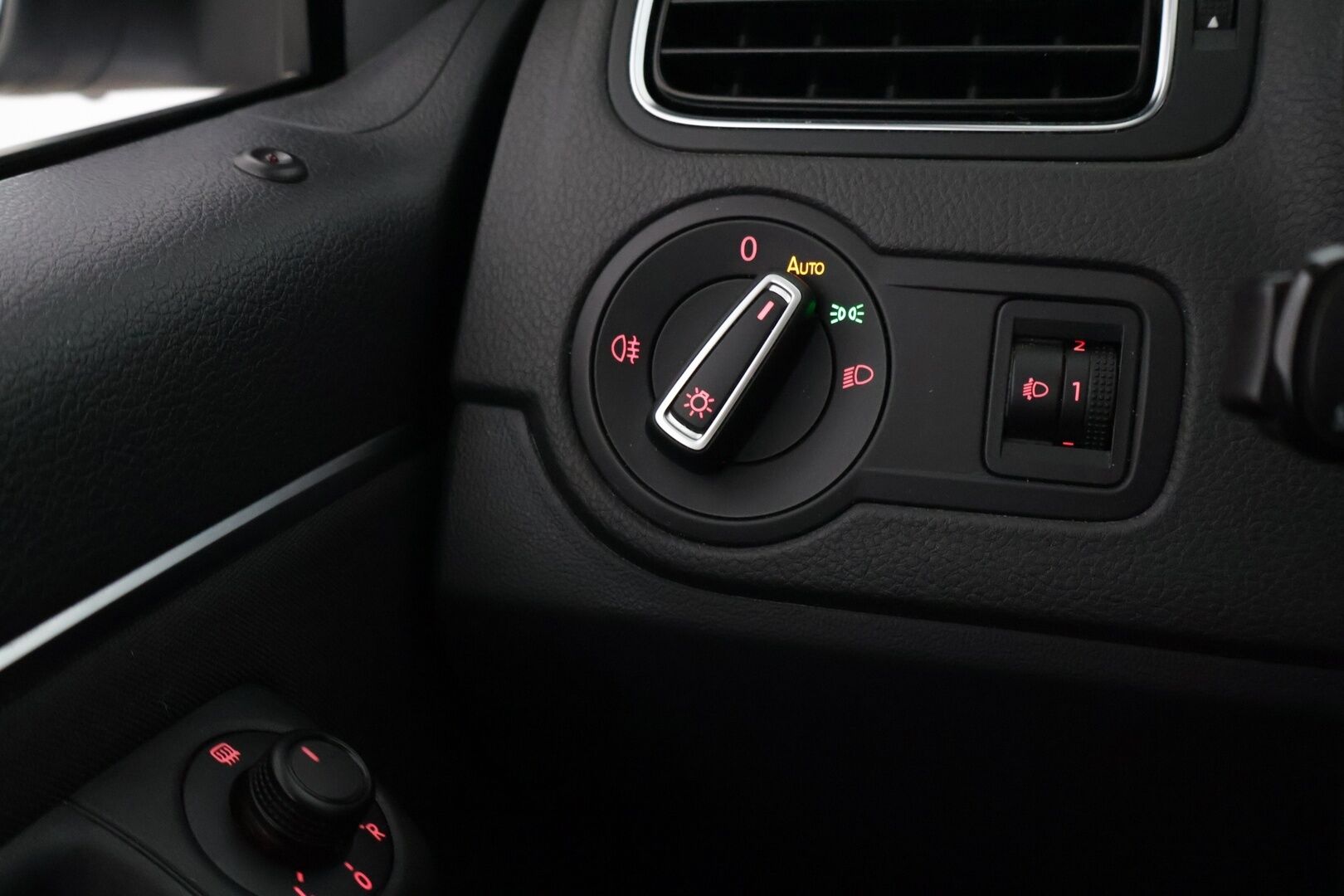 Volkswagen Polo 2014 Comfortline 1,2 TSI 66 kW BlueMotion Technology DSG 4ov *Suomi-auto / Vakkari / Tutkat / BT* - 2x renkaat ja aluvanteilla / Metalliväri - HULLUT AVAJAISHULINAT KORKOTARJOUS 3,29 %