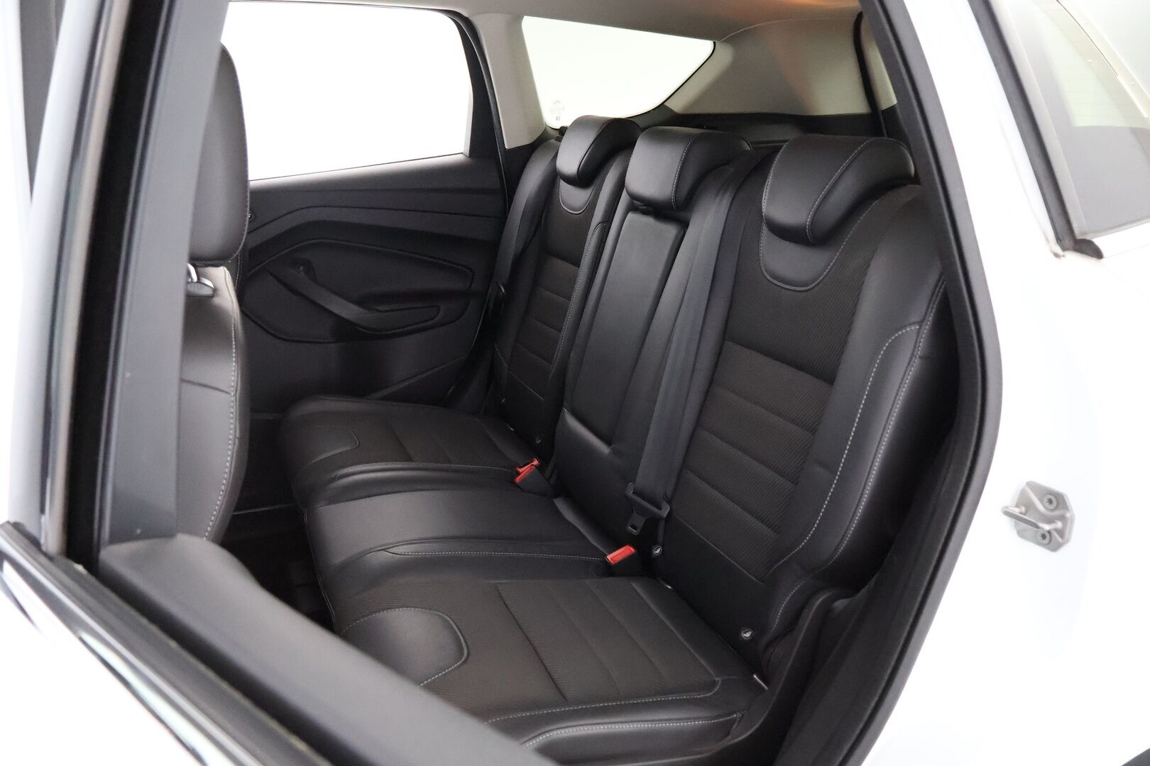 Ford Kuga 2014 1,6 EcoBoost 150 hv FWD Start/Stop Titanium 5-ovinen - Suomiauto / Vetokoukku. / Bi-Xenon / Puolinahkasisusta. / Vakkari / KeylessGo / Lohko & Sisäpistoke!