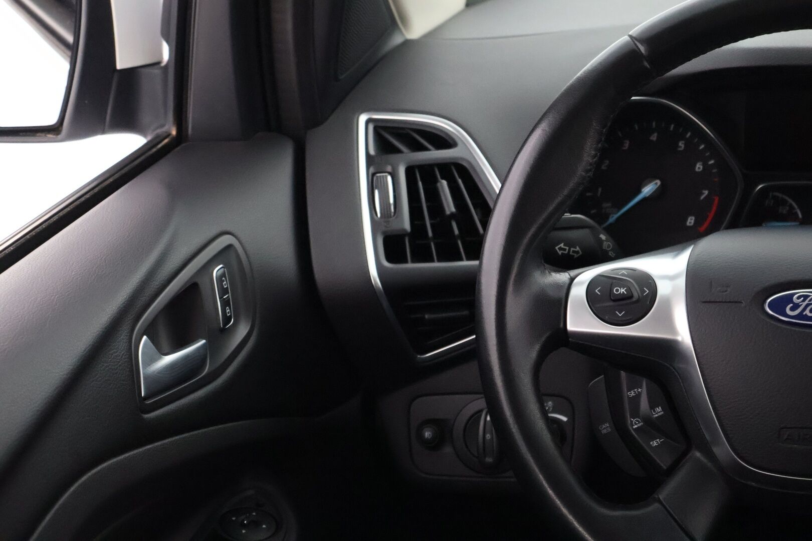 Ford Kuga 2014 1,6 EcoBoost 150 hv FWD Start/Stop Titanium 5-ovinen - Suomiauto / Vetokoukku. / Bi-Xenon / Puolinahkasisusta. / Vakkari / KeylessGo / Lohko & Sisäpistoke!