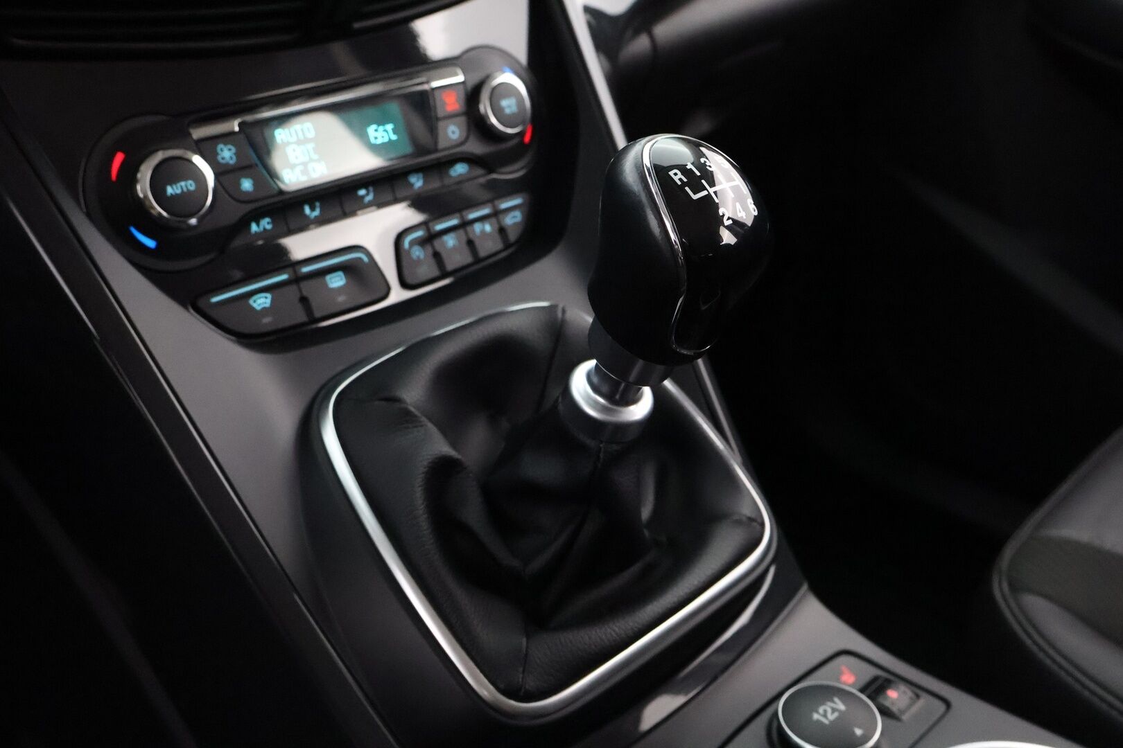 Ford Kuga 2014 1,6 EcoBoost 150 hv FWD Start/Stop Titanium 5-ovinen - Suomiauto / Vetokoukku. / Bi-Xenon / Puolinahkasisusta. / Vakkari / KeylessGo / Lohko & Sisäpistoke!