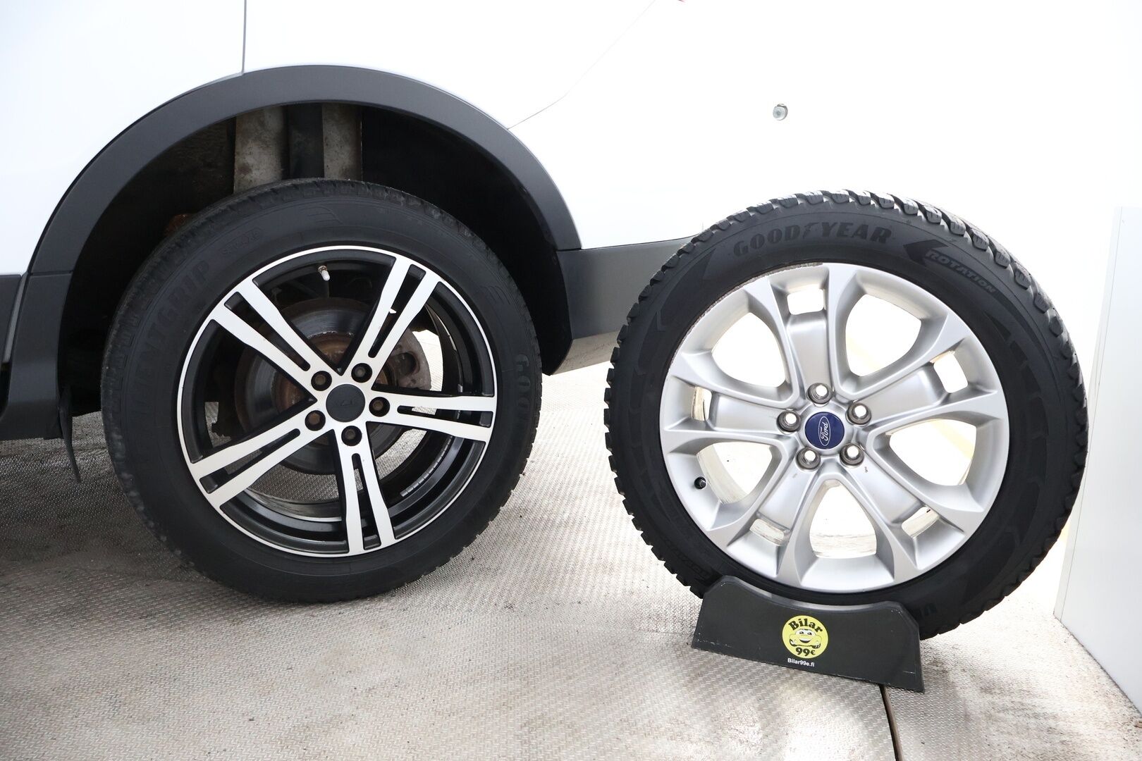 Ford Kuga 2014 1,6 EcoBoost 150 hv FWD Start/Stop Titanium 5-ovinen - Suomiauto / Vetokoukku. / Bi-Xenon / Puolinahkasisusta. / Vakkari / KeylessGo / Lohko & Sisäpistoke!