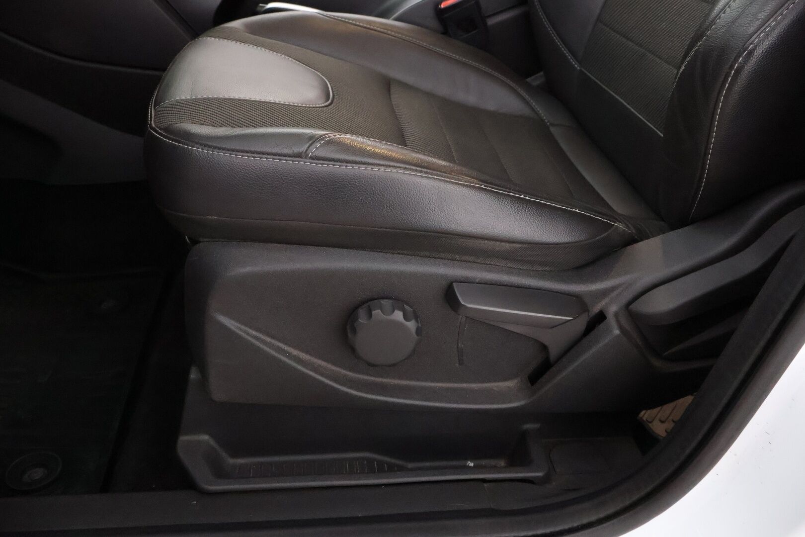 Ford Kuga 2014 1,6 EcoBoost 150 hv FWD Start/Stop Titanium 5-ovinen - Suomiauto / Vetokoukku. / Bi-Xenon / Puolinahkasisusta. / Vakkari / KeylessGo / Lohko & Sisäpistoke!