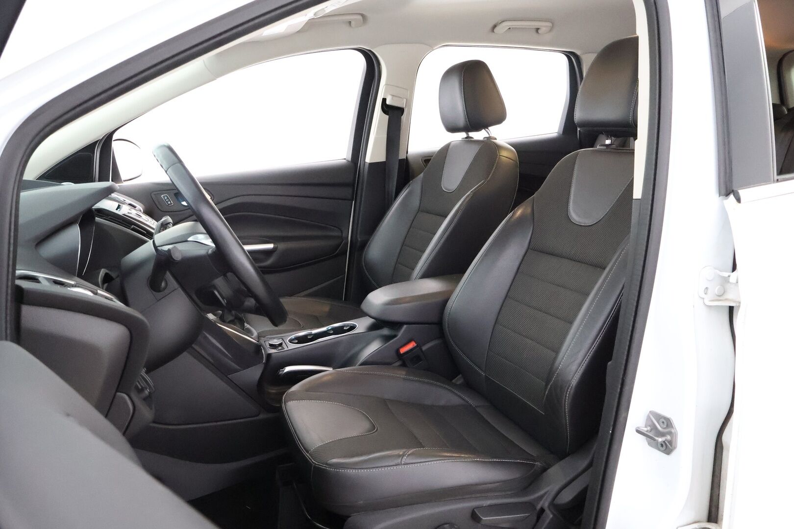 Ford Kuga 2014 1,6 EcoBoost 150 hv FWD Start/Stop Titanium 5-ovinen - Suomiauto / Vetokoukku. / Bi-Xenon / Puolinahkasisusta. / Vakkari / KeylessGo / Lohko & Sisäpistoke!