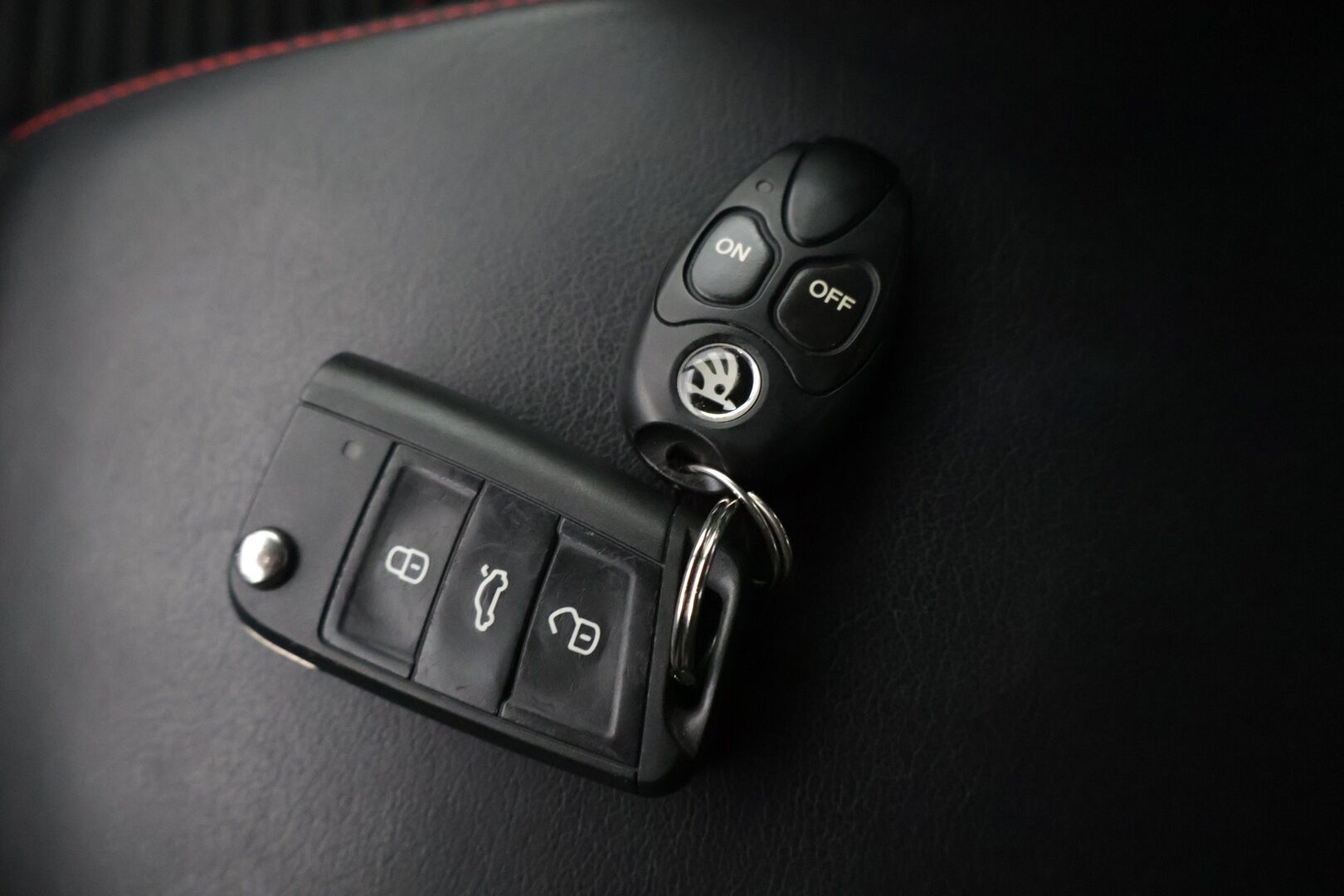 Skoda Octavia 2015 Combi 2,0 TDI RS DSG Autom * ACC / Webasto / Keyless / Sähkökontti / Puolinahat * - Kattavasti huollettu suomi-auto / Erittäin hyvät nastat talveksi - HULLU BLACKWEEK KORKOTARJOUS 2,49%