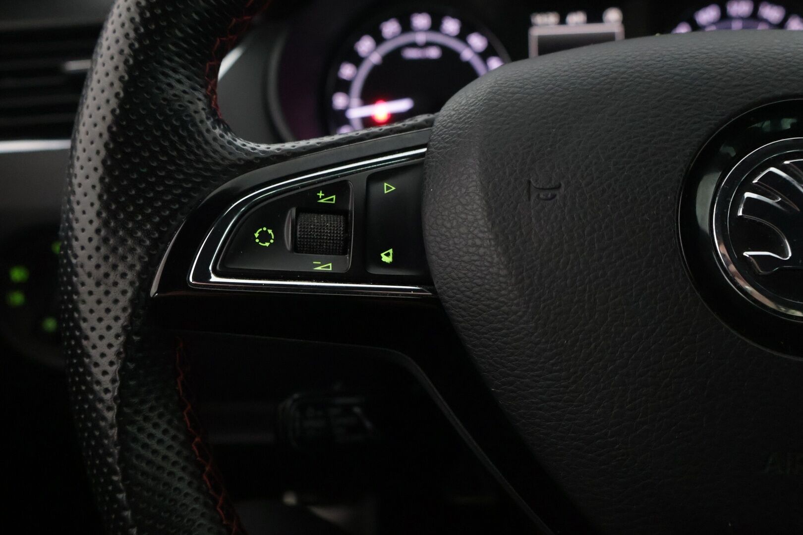 Skoda Octavia 2015 Combi 2,0 TDI RS DSG Autom * ACC / Webasto / Keyless / Sähkökontti / Puolinahat * - Kattavasti huollettu suomi-auto / Erittäin hyvät nastat talveksi - HULLU BLACKWEEK KORKOTARJOUS 2,49%