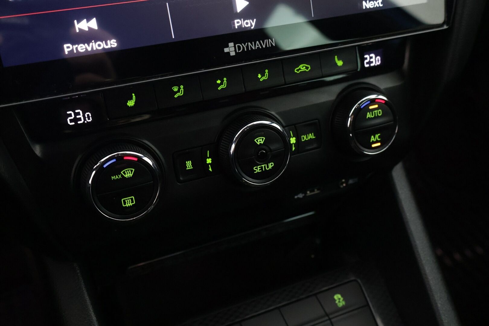 Skoda Octavia 2015 Combi 2,0 TDI RS DSG Autom * ACC / Webasto / Keyless / Sähkökontti / Puolinahat * - Kattavasti huollettu suomi-auto / Erittäin hyvät nastat talveksi - HULLU BLACKWEEK KORKOTARJOUS 2,49%