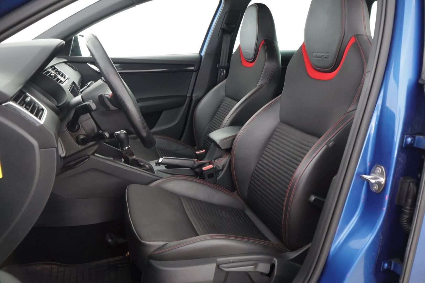 Skoda Octavia 2015 Combi 2,0 TDI RS DSG Autom * ACC / Webasto / Keyless / Sähkökontti / Puolinahat * - Kattavasti huollettu suomi-auto / Erittäin hyvät nastat talveksi - HULLU BLACKWEEK KORKOTARJOUS 2,49%