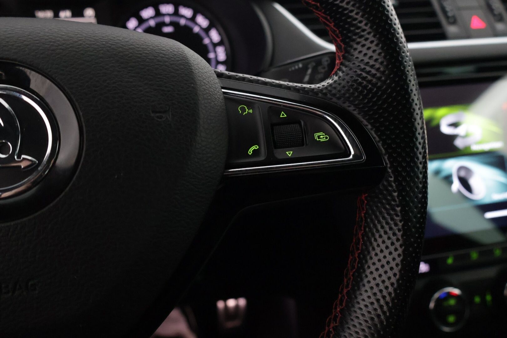 Skoda Octavia 2015 Combi 2,0 TDI RS DSG Autom * ACC / Webasto / Keyless / Sähkökontti / Puolinahat * - Kattavasti huollettu suomi-auto / Erittäin hyvät nastat talveksi - HULLU BLACKWEEK KORKOTARJOUS 2,49%