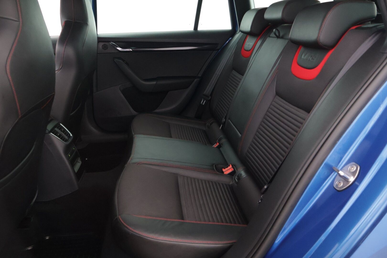 Skoda Octavia 2015 Combi 2,0 TDI RS DSG Autom * ACC / Webasto / Keyless / Sähkökontti / Puolinahat * - Kattavasti huollettu suomi-auto / Erittäin hyvät nastat talveksi - HULLU BLACKWEEK KORKOTARJOUS 2,49%