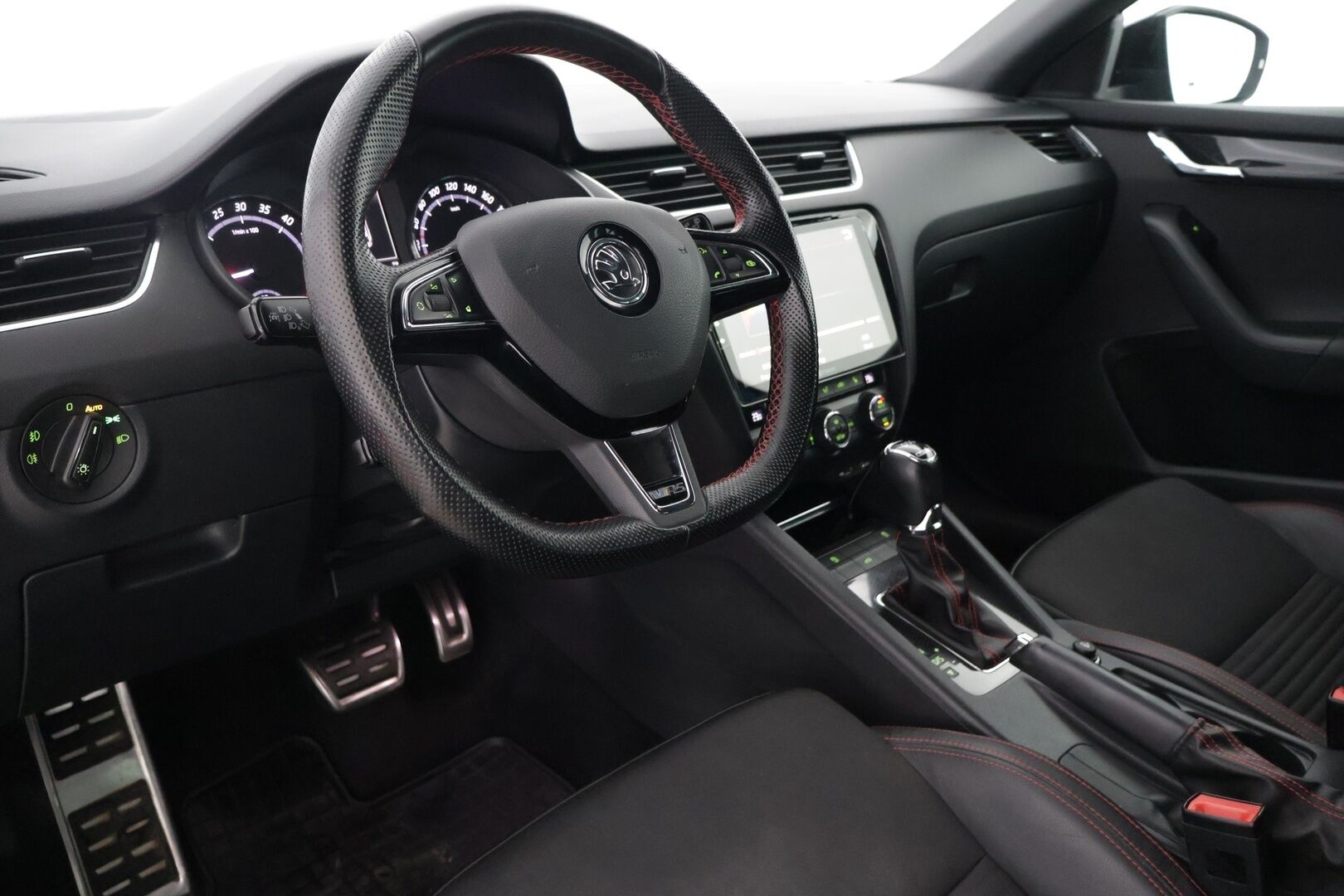 Skoda Octavia 2015 Combi 2,0 TDI RS DSG Autom * ACC / Webasto / Keyless / Sähkökontti / Puolinahat * - Kattavasti huollettu suomi-auto / Erittäin hyvät nastat talveksi - HULLU BLACKWEEK KORKOTARJOUS 2,49%