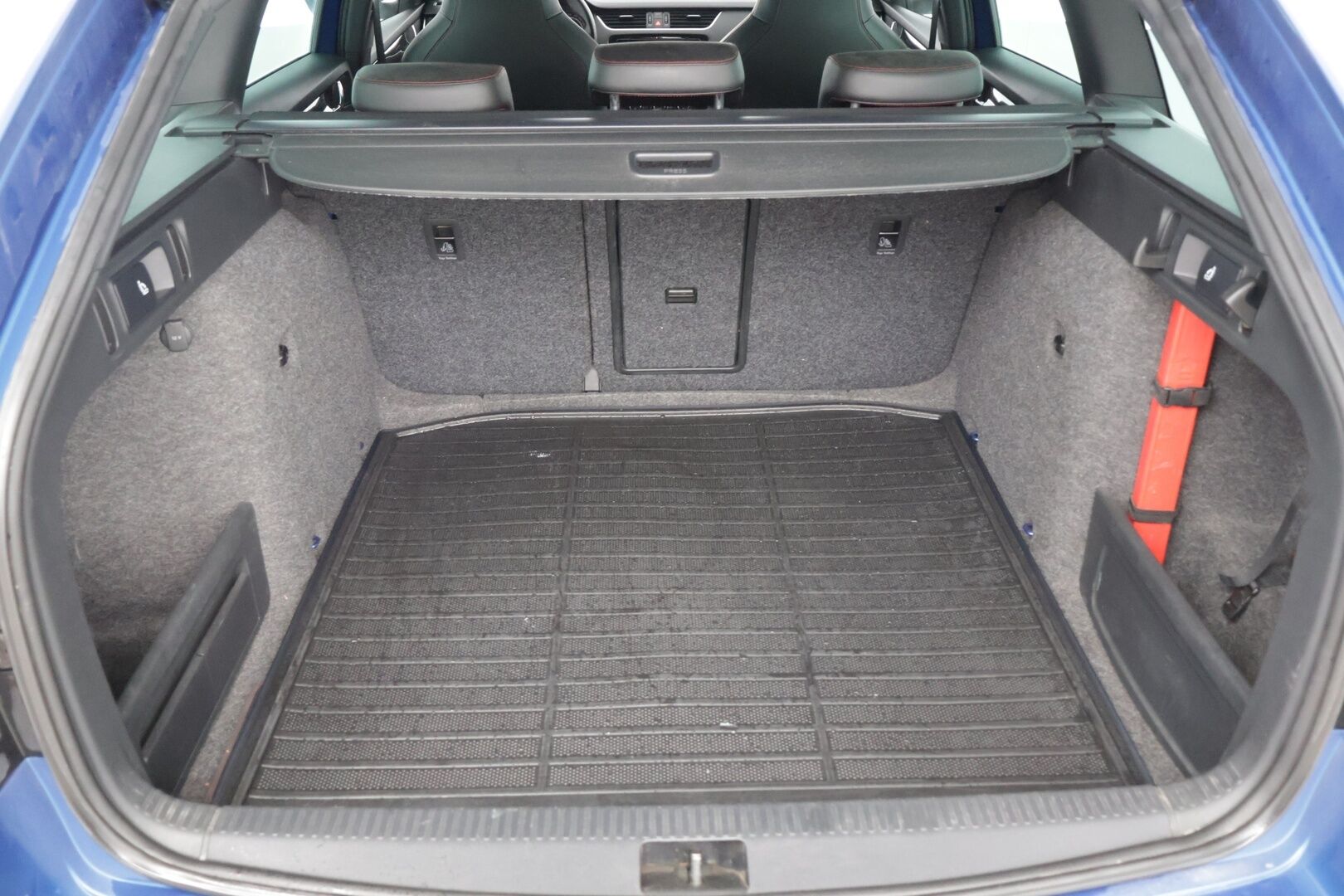 Skoda Octavia 2015 Combi 2,0 TDI RS DSG Autom * ACC / Webasto / Keyless / Sähkökontti / Puolinahat * - Kattavasti huollettu suomi-auto / Erittäin hyvät nastat talveksi - HULLU BLACKWEEK KORKOTARJOUS 2,49%