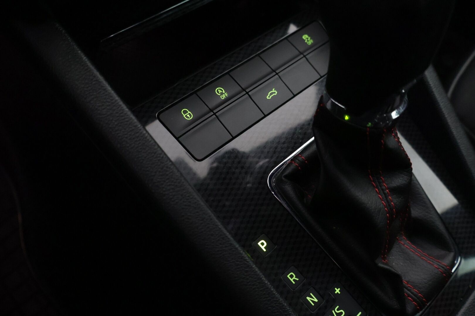 Skoda Octavia 2015 Combi 2,0 TDI RS DSG Autom * ACC / Webasto / Keyless / Sähkökontti / Puolinahat * - Kattavasti huollettu suomi-auto / Erittäin hyvät nastat talveksi - HULLU BLACKWEEK KORKOTARJOUS 2,49%