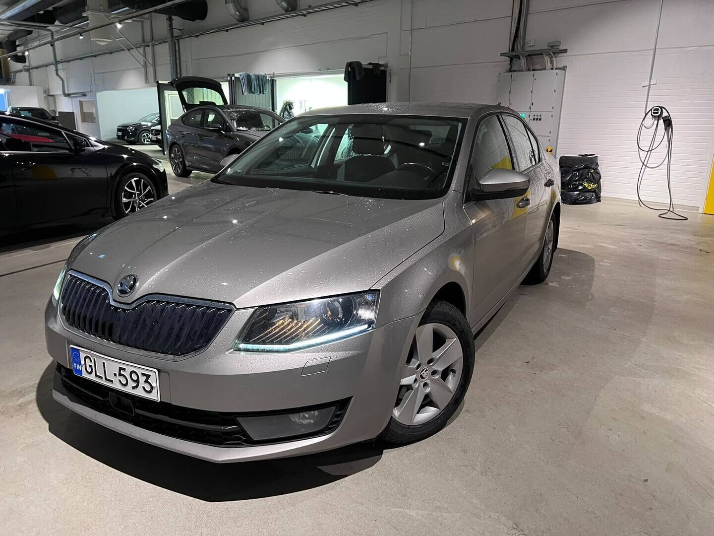 Skoda Octavia 2015 1,2 TSI Elegance - | Vakkari | Lohko + S.tilanlämm. | Keyless | Bluetooth | P.Tutka | Xenonit | Autom.Pitkät | Juuri Huollettu | 2x Hyvillä Renkailla |