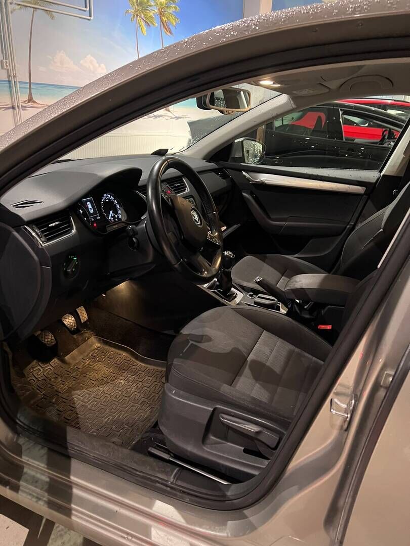 Skoda Octavia 2015 1,2 TSI Elegance - | Vakkari | Lohko + S.tilanlämm. | Keyless | Bluetooth | P.Tutka | Xenonit | Autom.Pitkät | Juuri Huollettu | 2x Hyvillä Renkailla |