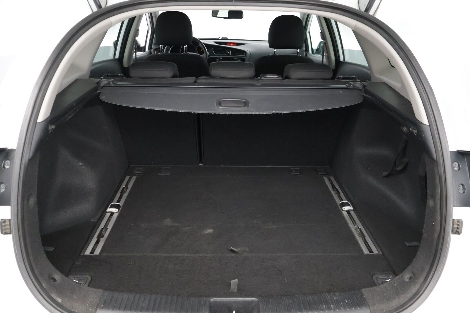 Kia cee'd 2015 1,6 ISG EX SW EcoDynamics * / Vakkari / Ratinlämmitin / Vetokoukku / Suomi-auto / Pkamera / Navi / Lohkolämmitin / * - Juuri saapunut / merkkihuollettu / Juuri katsastettu