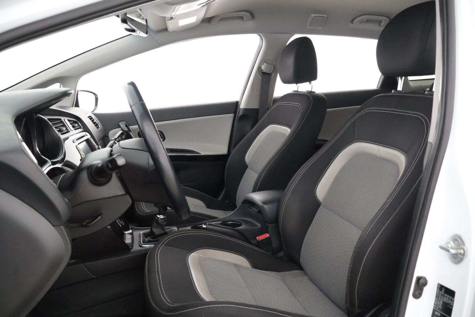 Kia cee'd 2015 1,6 ISG EX SW EcoDynamics * / Vakkari / Ratinlämmitin / Vetokoukku / Suomi-auto / Pkamera / Navi / Lohkolämmitin / * - Juuri saapunut / merkkihuollettu / Juuri katsastettu