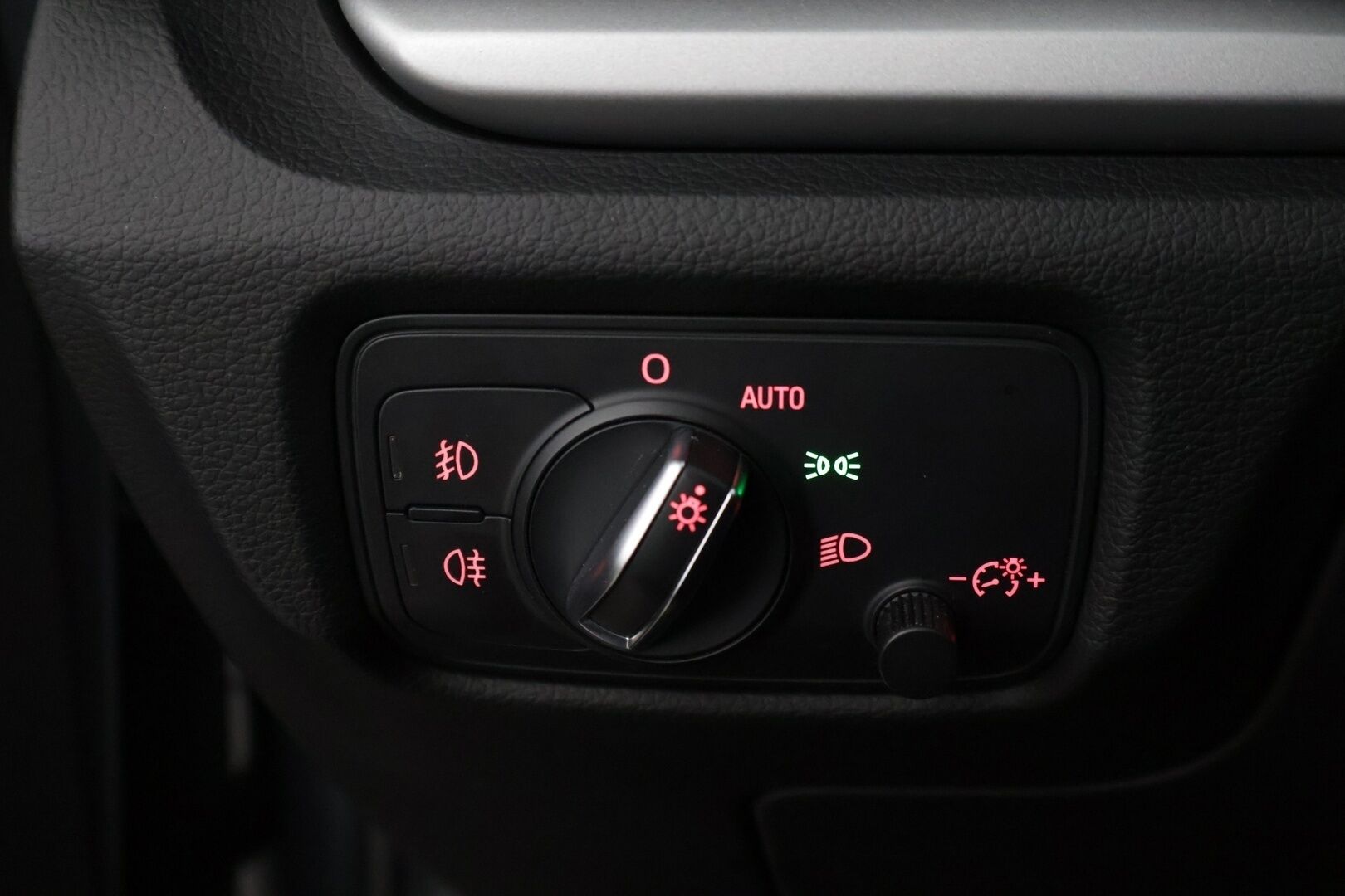 Audi A3 2015 Sedan Land of quattro Edition 2,0 TDI 135 kW quattro S tronic * Adapt. Vakkari / Tutkat / Urheiluistuimet / Xenon * - * Kovasti varusteltu Suomi-auto / Quattro / Lohko+sisä / Kaukovaloautomatiikka / 2x Avain *