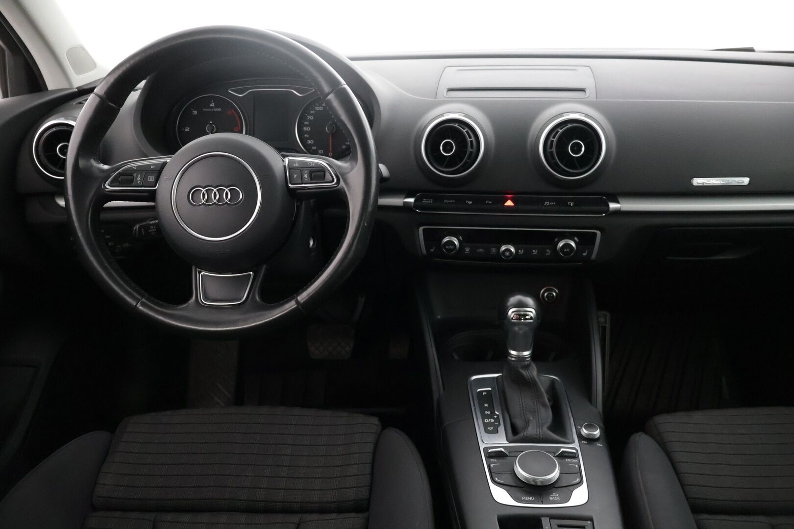 Audi A3 2015 Sedan Land of quattro Edition 2,0 TDI 135 kW quattro S tronic * Adapt. Vakkari / Tutkat / Urheiluistuimet / Xenon * - * Kovasti varusteltu Suomi-auto / Quattro / Lohko+sisä / Kaukovaloautomatiikka / 2x Avain *