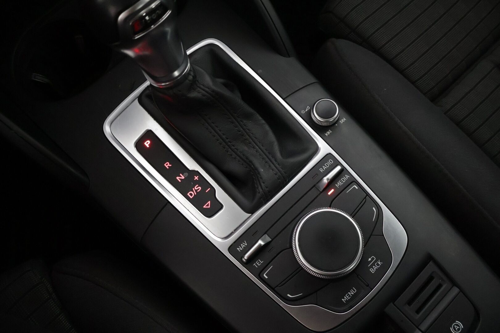 Audi A3 2015 Sedan Land of quattro Edition 2,0 TDI 135 kW quattro S tronic * Adapt. Vakkari / Tutkat / Urheiluistuimet / Xenon * - * Kovasti varusteltu Suomi-auto / Quattro / Lohko+sisä / Kaukovaloautomatiikka / 2x Avain *