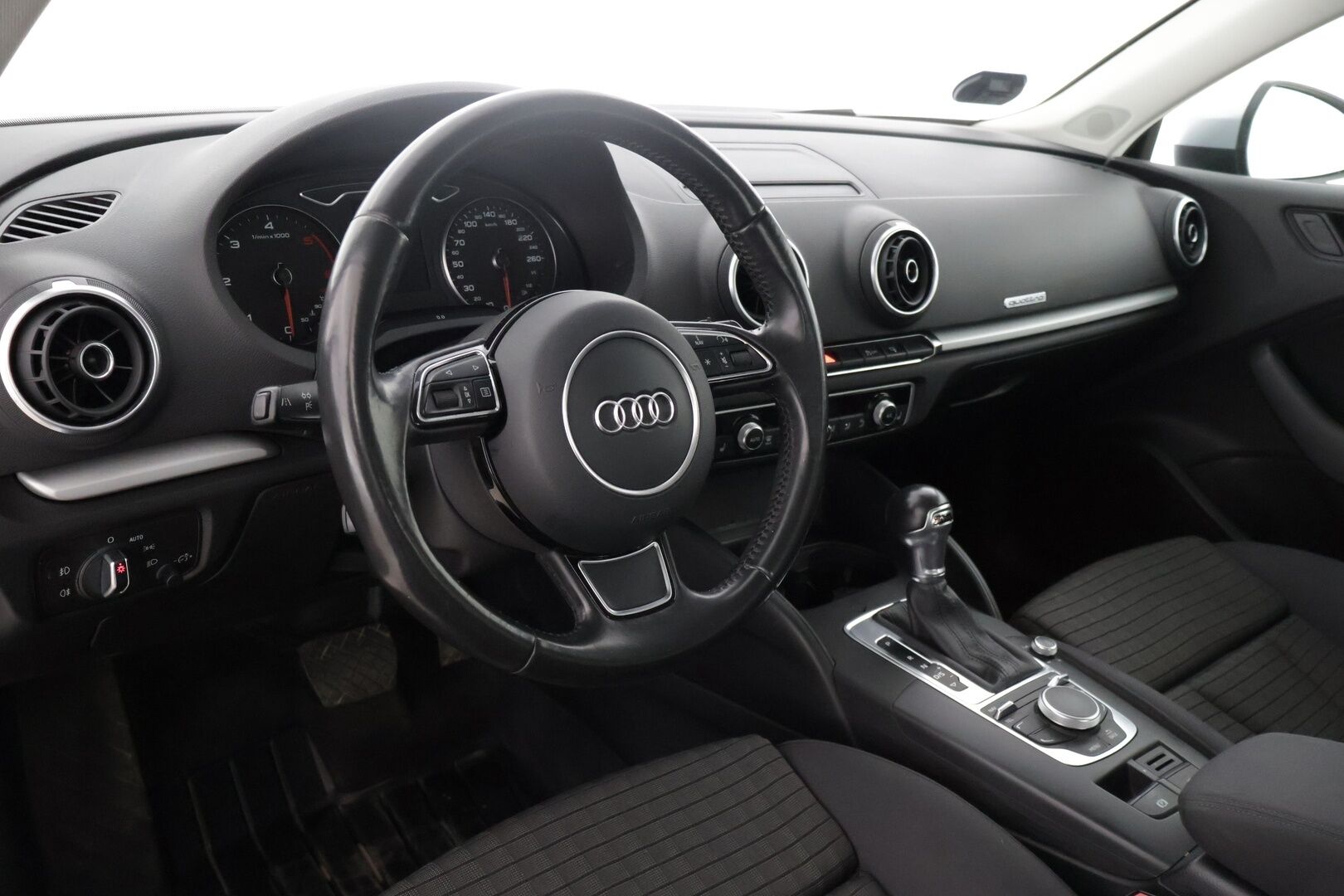 Audi A3 2015 Sedan Land of quattro Edition 2,0 TDI 135 kW quattro S tronic * Adapt. Vakkari / Tutkat / Urheiluistuimet / Xenon * - * Kovasti varusteltu Suomi-auto / Quattro / Lohko+sisä / Kaukovaloautomatiikka / 2x Avain *