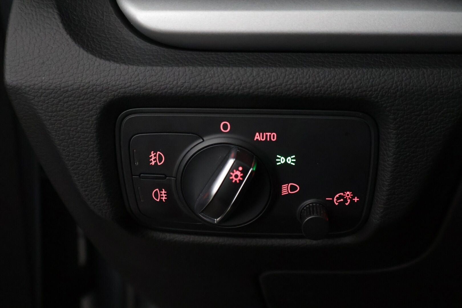 Audi A3 2015 Sedan Land of quattro Edition 2,0 TDI 135 kW quattro S tronic * Adapt. Vakkari / Tutkat / Urheiluistuimet / Xenon * - * Kovasti varusteltu Suomi-auto / Quattro / Lohko+sisä / Kaukovaloautomatiikka / 2x Avain *