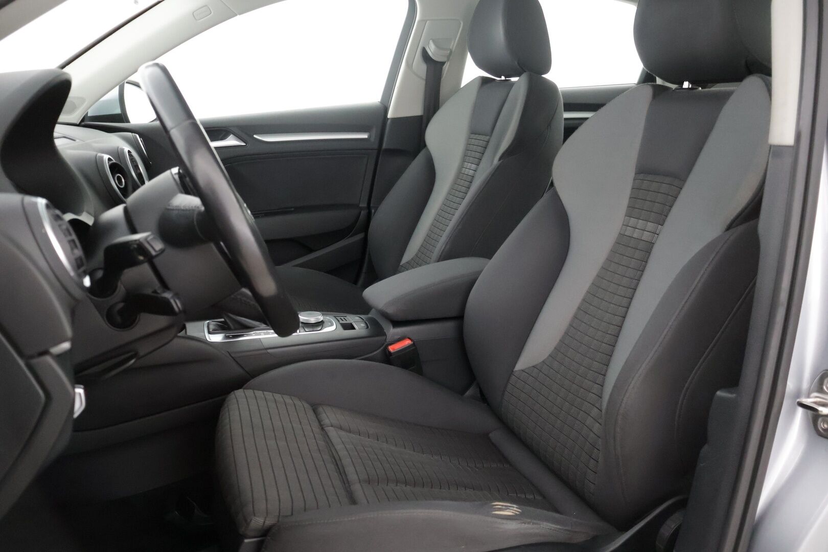 Audi A3 2015 Sedan Land of quattro Edition 2,0 TDI 135 kW quattro S tronic * Adapt. Vakkari / Tutkat / Urheiluistuimet / Xenon * - * Kovasti varusteltu Suomi-auto / Quattro / Lohko+sisä / Kaukovaloautomatiikka / 2x Avain *