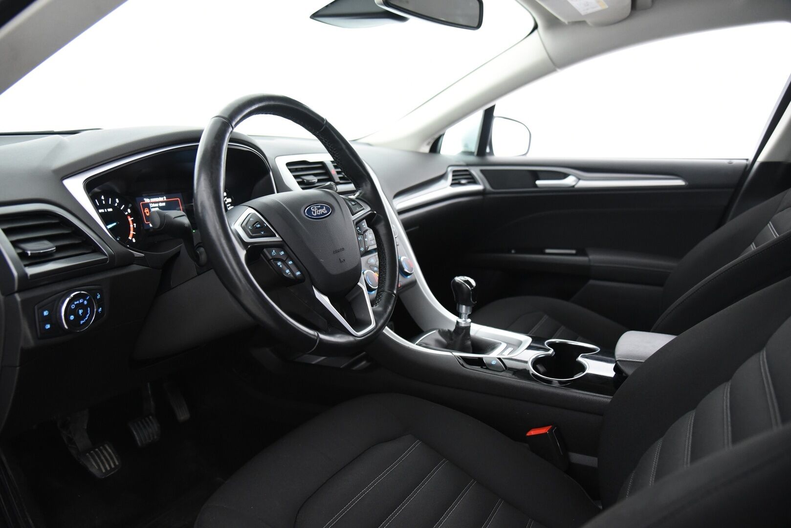 Ford Mondeo 2015 1,5 EcoBoost 160hv M6 Trend 5D / Suomi-Auto / Vakionopeudensäädin / Peruutustutkat / lohkolämmitin / Xenon-valot - Fiksusti varusteltu & Taloudellinen vaihtoehto !