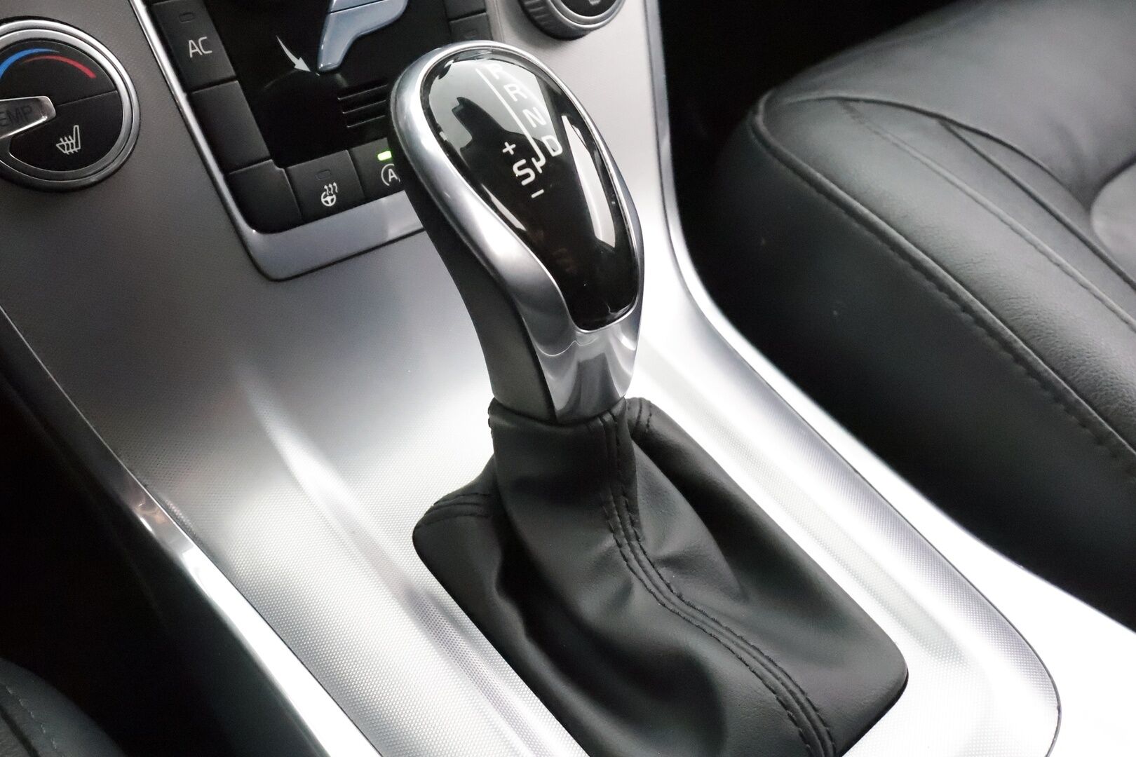 Volvo V70 2015 D4 Classic aut * Webasto / Koukku / Xenon / P.tutka / Vakkari / Ratinlämmitys / Sähköluukku / Keyless * - Suomi-auto / Kahdet renkaat - HULLUT JOULUT KORKOTARJOUS 2,49% 