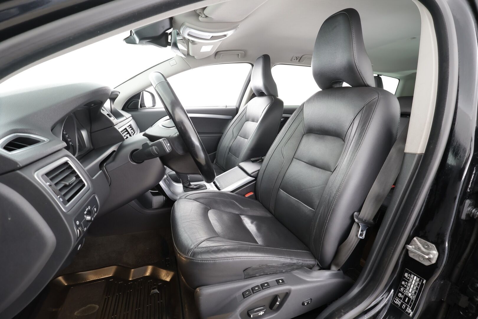 Volvo V70 2015 D4 Classic aut * Webasto / Koukku / Xenon / P.tutka / Vakkari / Ratinlämmitys / Sähköluukku / Keyless * - *Suomi-auto / Kahdet renkaat / EI ADBLUE JÄRJESTELMÄÄ!*