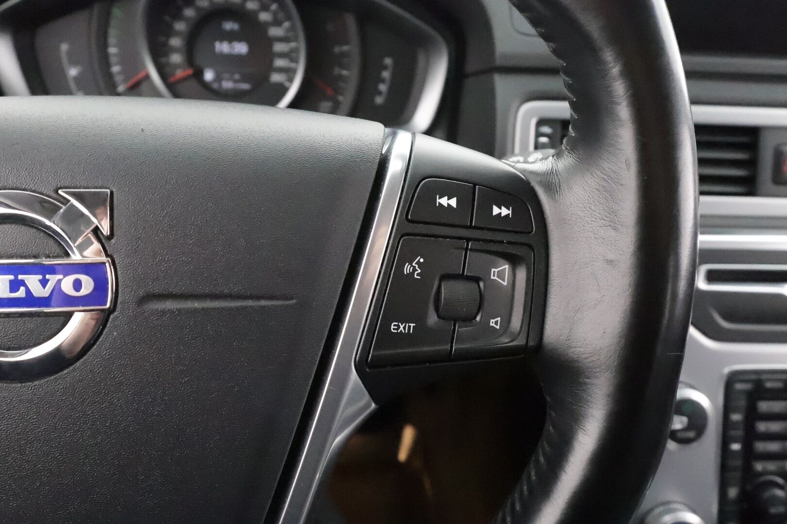 Volvo V70 2015 D4 Classic aut * Webasto / Koukku / Xenon / P.tutka / Vakkari / Ratinlämmitys / Sähköluukku / Keyless * - Suomi-auto / Kahdet renkaat - HULLUT JOULUT KORKOTARJOUS 2,49% 