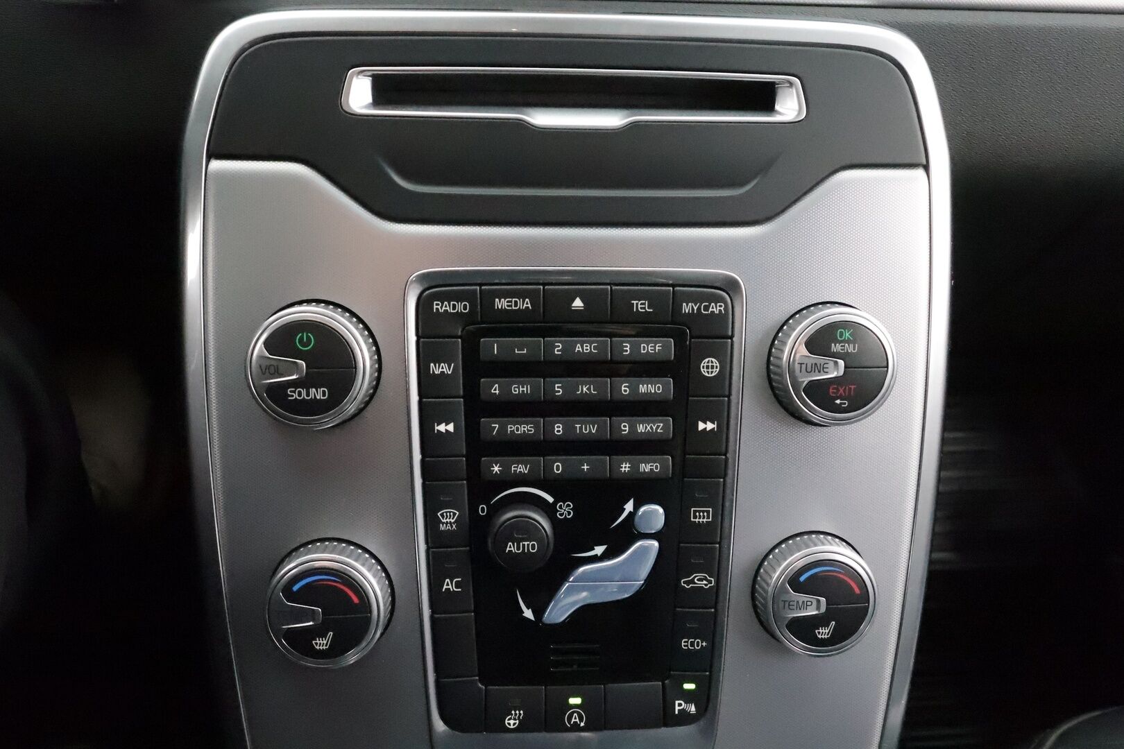 Volvo V70 2015 D4 Classic aut * Webasto / Koukku / Xenon / P.tutka / Vakkari / Ratinlämmitys / Sähköluukku / Keyless * - Suomi-auto / Kahdet renkaat - HULLUT JOULUT KORKOTARJOUS 2,49% 