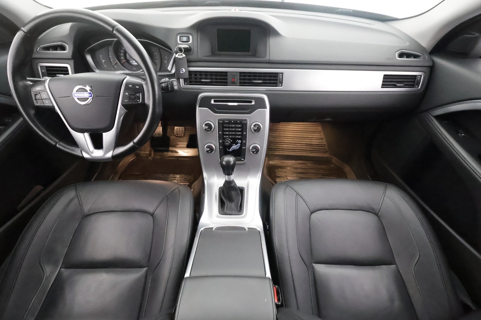 Volvo V70 2015 T4 Classic - | Vakkari | Keyless | Muistipenkki | Nahkaverhoilu | Xenon | Akt. Kaarrevalot | Koukku | Lohkolämmitin | Kahdet renkaat | Suomi-auto | Merkkihuollot | 