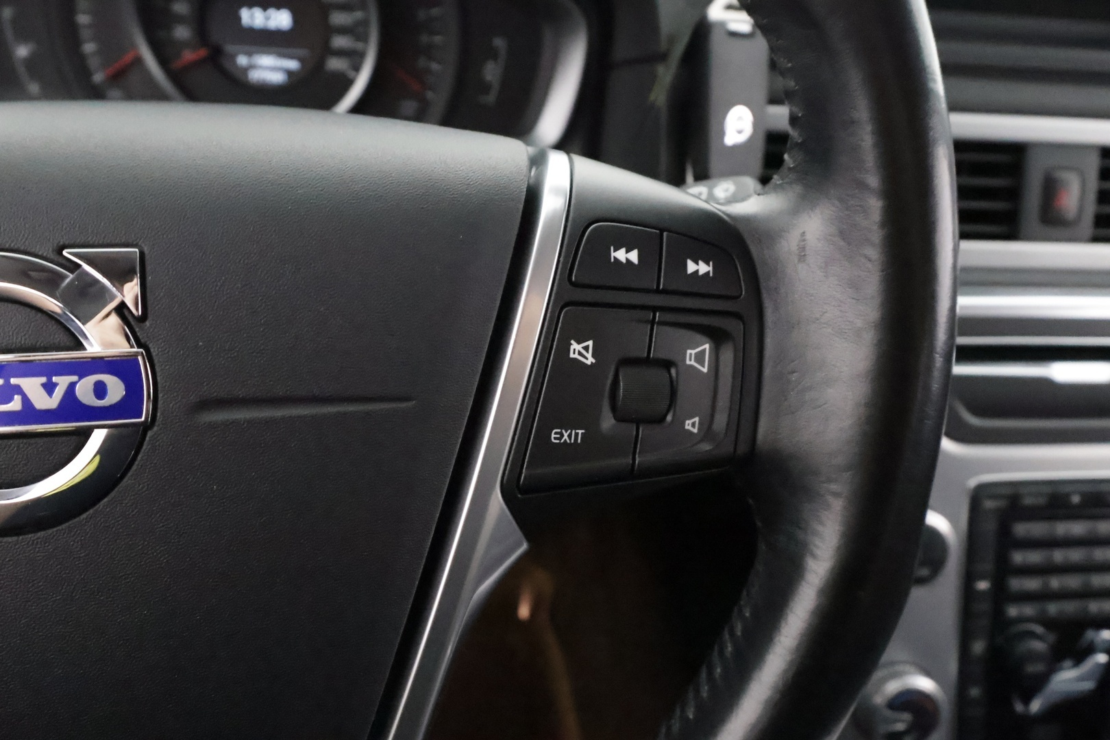 Volvo V70 2015 T4 Classic - | Vakkari | Keyless | Muistipenkki | Nahkaverhoilu | Xenon | Akt. Kaarrevalot | Koukku | Lohkolämmitin | Kahdet renkaat | Suomi-auto | Merkkihuollot | 