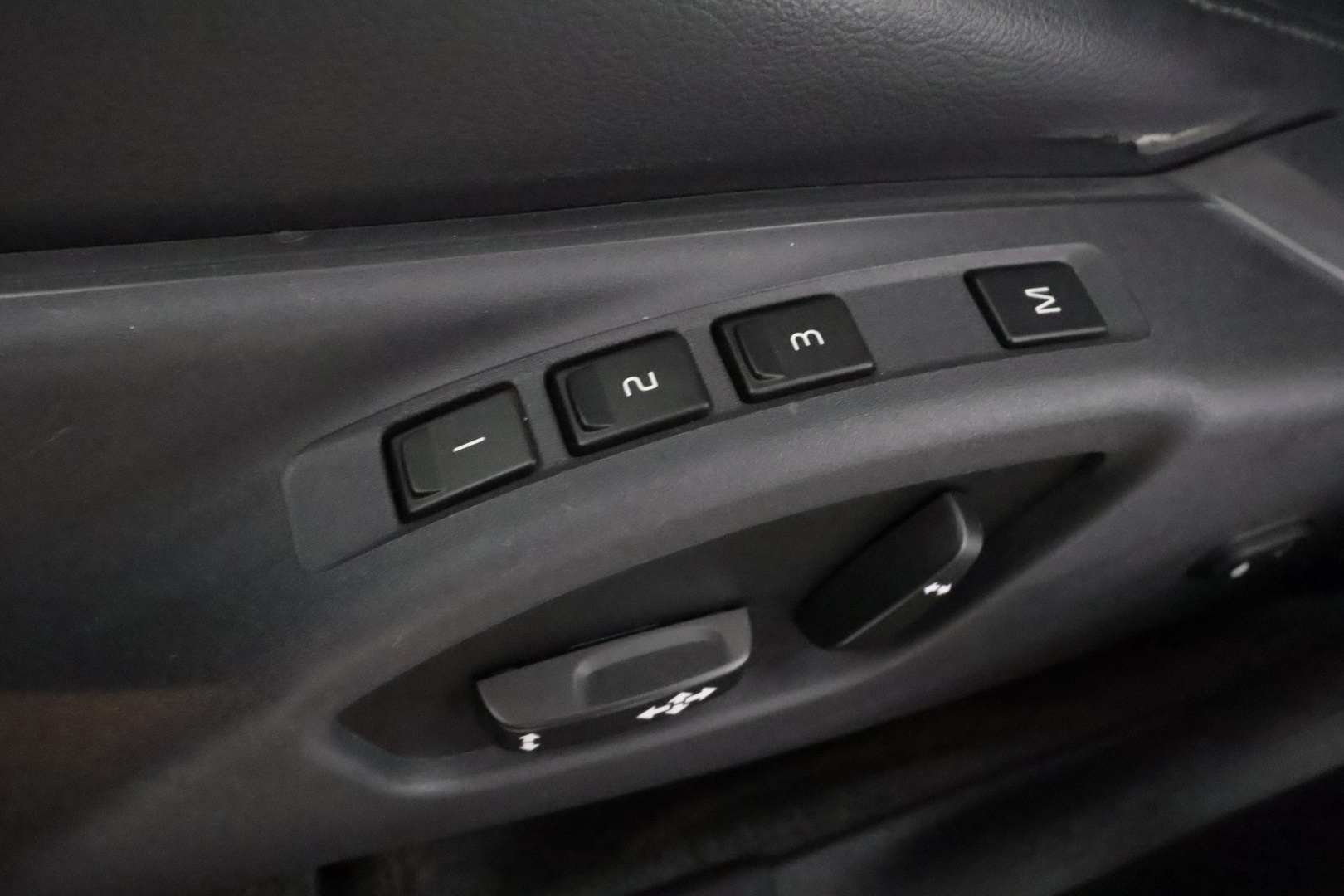 Volvo V70 2015 T4 Classic - | Vakkari | Keyless | Muistipenkki | Nahkaverhoilu | Xenon | Akt. Kaarrevalot | Koukku | Lohkolämmitin | Kahdet renkaat | Suomi-auto | Merkkihuollot | 