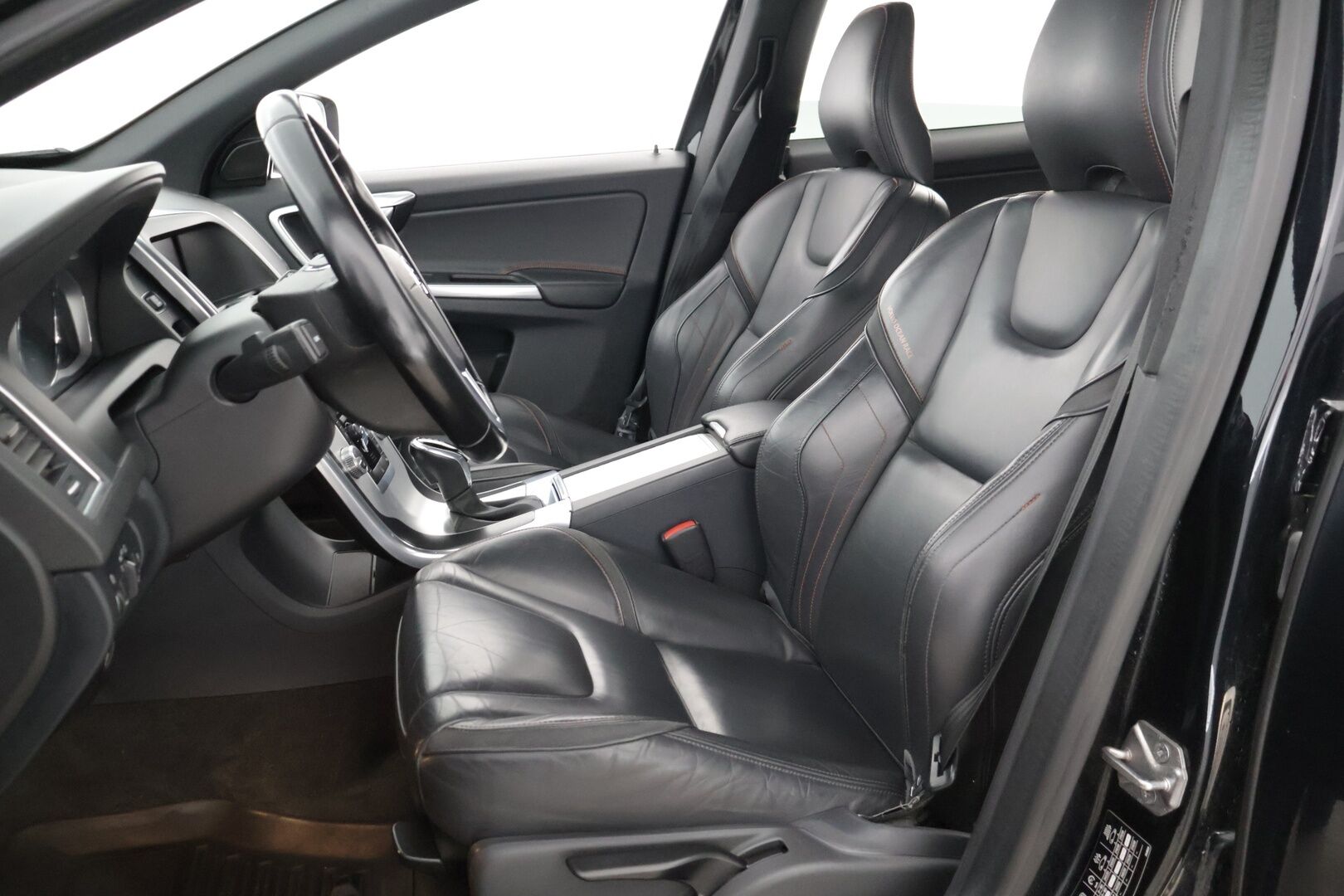 Volvo XC60 2015 D4 Ocean Race aut *Juuri katsastettu ja huollettu / VOC / Tutkat takana / Vetokoukku / Nahkasisusta / Navigointi* - *Suomi-auto / kattavasti huollettu / 2x renkaat Volvon alumiinivanteilla*