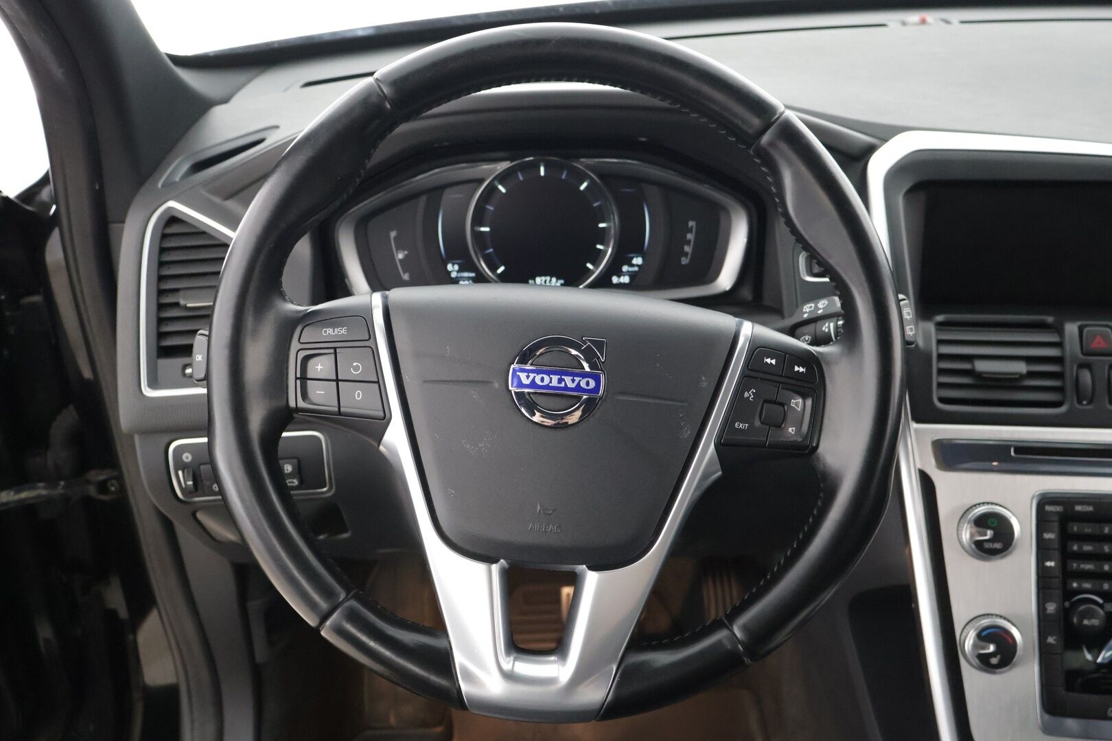 Volvo XC60 2015 D4 Ocean Race aut *Juuri katsastettu ja huollettu / VOC / Tutkat takana / Vetokoukku / Nahkasisusta / Navigointi* - *Suomi-auto / kattavasti huollettu / 2x renkaat Volvon alumiinivanteilla*
