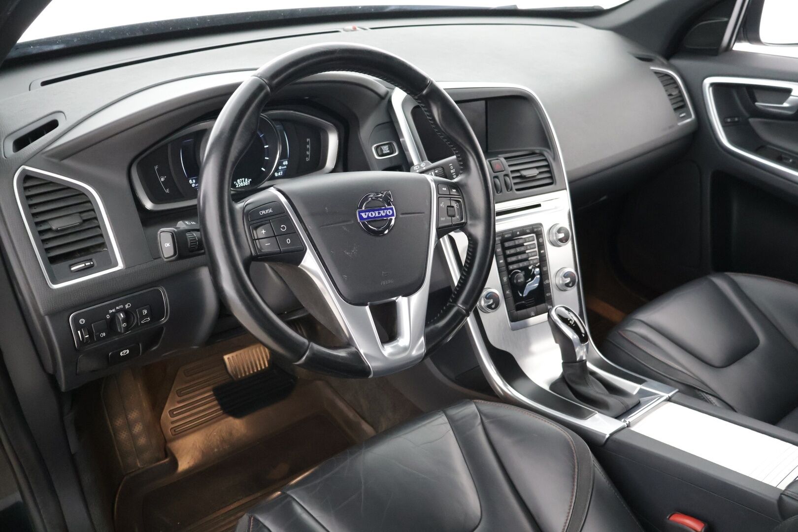 Volvo XC60 2015 D4 Ocean Race aut *Juuri katsastettu ja huollettu / VOC / Tutkat takana / Vetokoukku / Nahkasisusta / Navigointi* - *Suomi-auto / kattavasti huollettu / 2x renkaat Volvon alumiinivanteilla*