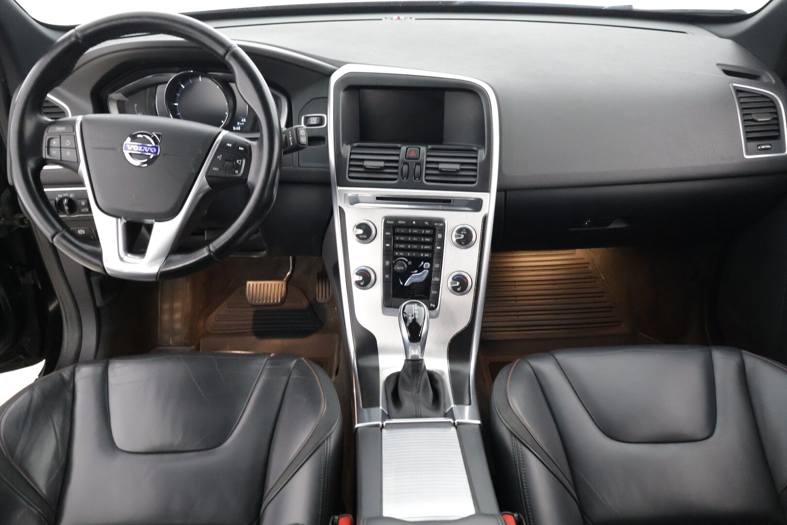 Volvo XC60 2015 D4 Ocean Race aut *Juuri katsastettu ja huollettu / VOC / Tutkat takana / Vetokoukku / Nahkasisusta / Navigointi* - *Suomi-auto / kattavasti huollettu / 2x renkaat Volvon alumiinivanteilla*