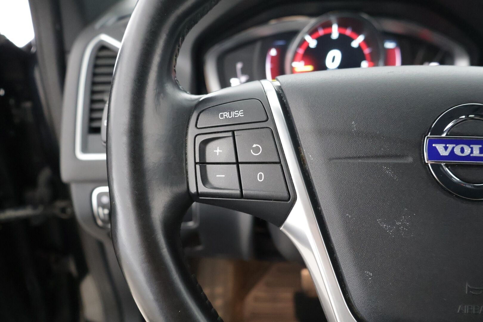 Volvo XC60 2015 D4 Ocean Race aut *Juuri katsastettu ja huollettu / VOC / Tutkat takana / Vetokoukku / Nahkasisusta / Navigointi* - *Suomi-auto / kattavasti huollettu / 2x renkaat Volvon alumiinivanteilla*