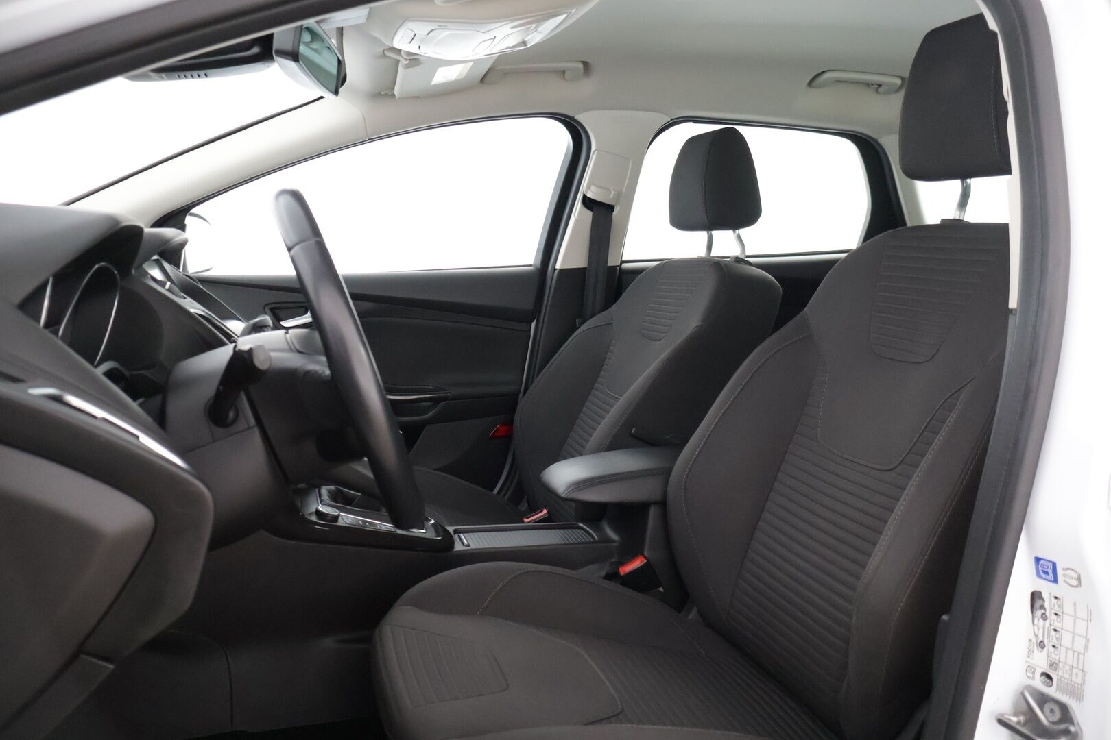 Ford Focus 2015 1,5 EcoBoost 150 hv Start/Stop M6 Titanium Wagon * Adapt. vakkari / P-tutkat / Lohkolämmitin / Lämmitettävä tuulilasi / Koukku * - Suomi-auto / Jakohihna vaihdettu 3/25! / Kahdet hyvät renkaat, talveksi Nokian nastat