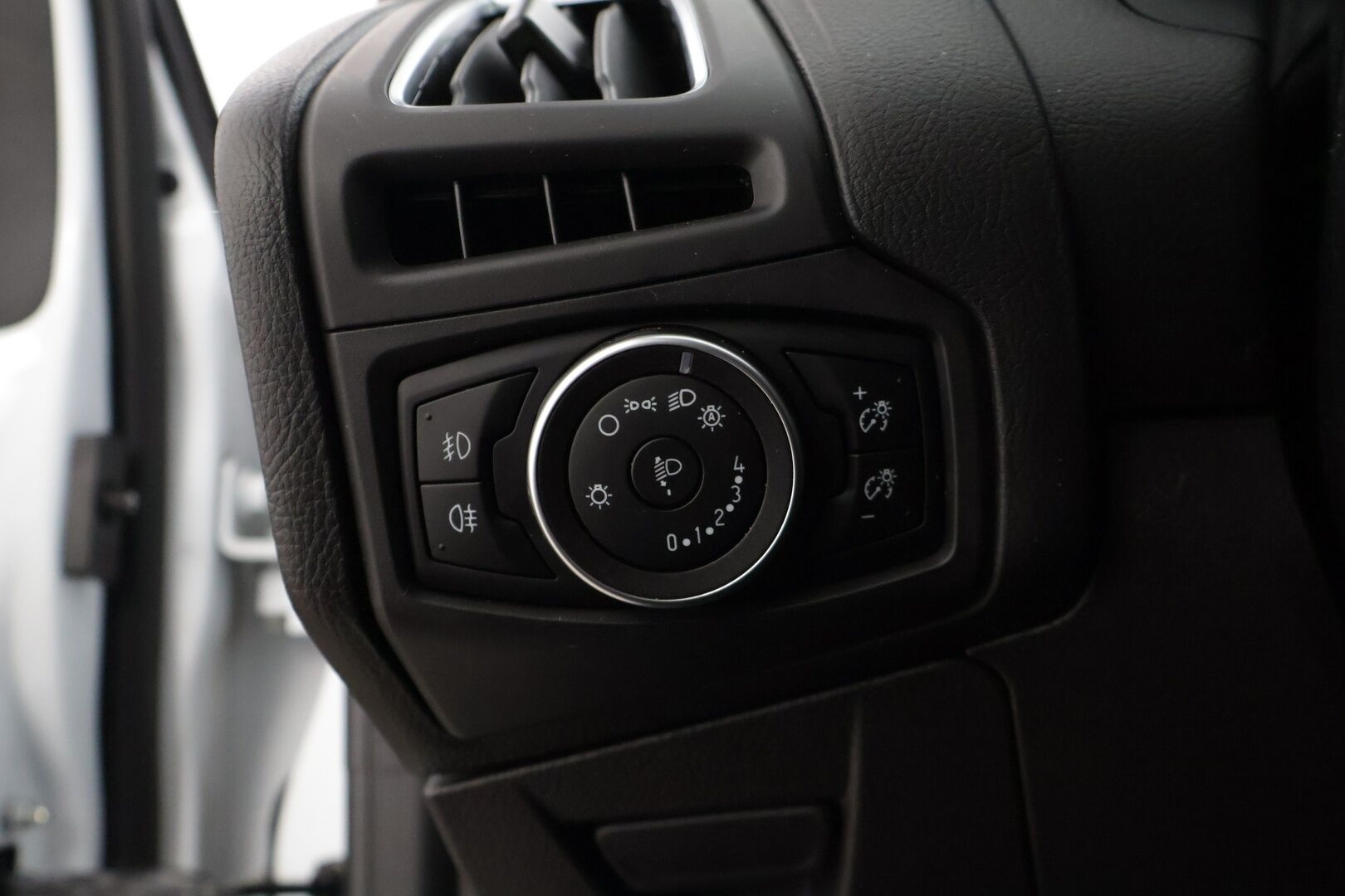 Ford Focus 2015 1,5 EcoBoost 150 hv Start/Stop M6 Titanium Wagon * Adapt. vakkari / P-tutkat / Lohkolämmitin / Lämmitettävä tuulilasi / Koukku * - Suomi-auto / Jakohihna vaihdettu 3/25! / Kahdet hyvät renkaat, talveksi Nokian nastat