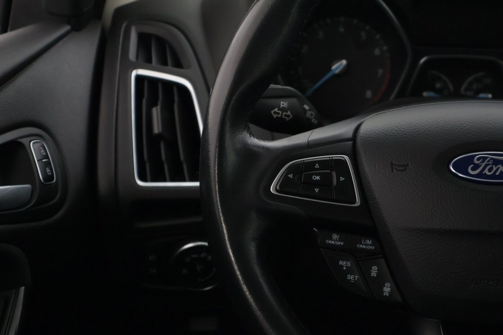 Ford Focus 2015 1,5 EcoBoost 150 hv Start/Stop M6 Titanium Wagon * Adapt. vakkari / P-tutkat / Lohkolämmitin / Lämmitettävä tuulilasi / Koukku * - Suomi-auto / Jakohihna vaihdettu 3/25! / Kahdet hyvät renkaat, talveksi Nokian nastat