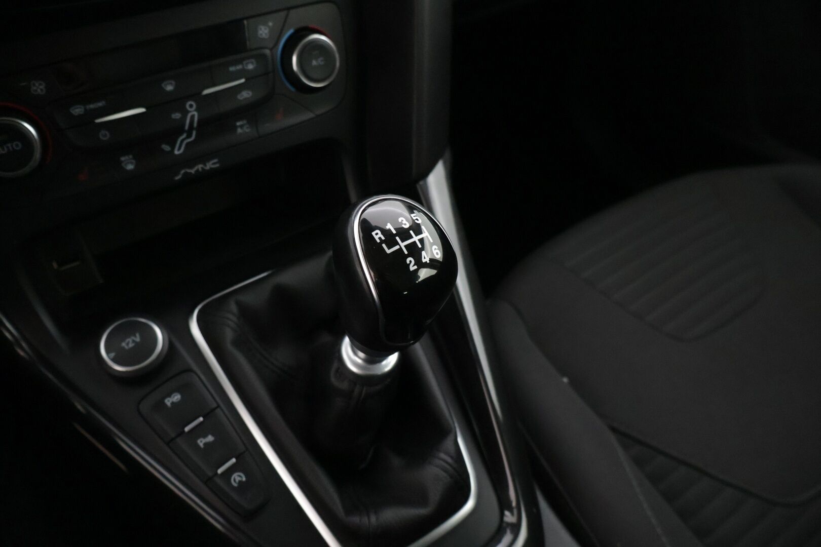 Ford Focus 2015 1,5 EcoBoost 150 hv Start/Stop M6 Titanium Wagon * Adapt. vakkari / P-tutkat / Lohkolämmitin / Lämmitettävä tuulilasi / Koukku * - Suomi-auto / Jakohihna vaihdettu 3/25! / Kahdet hyvät renkaat, talveksi Nokian nastat