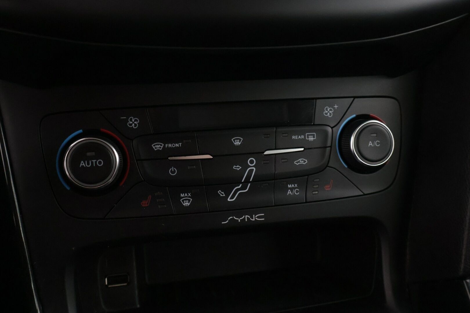 Ford Focus 2015 1,5 EcoBoost 150 hv Start/Stop M6 Titanium Wagon * Adapt. vakkari / P-tutkat / Lohkolämmitin / Lämmitettävä tuulilasi / Koukku * - Suomi-auto / Jakohihna vaihdettu 3/25! / Kahdet hyvät renkaat, talveksi Nokian nastat