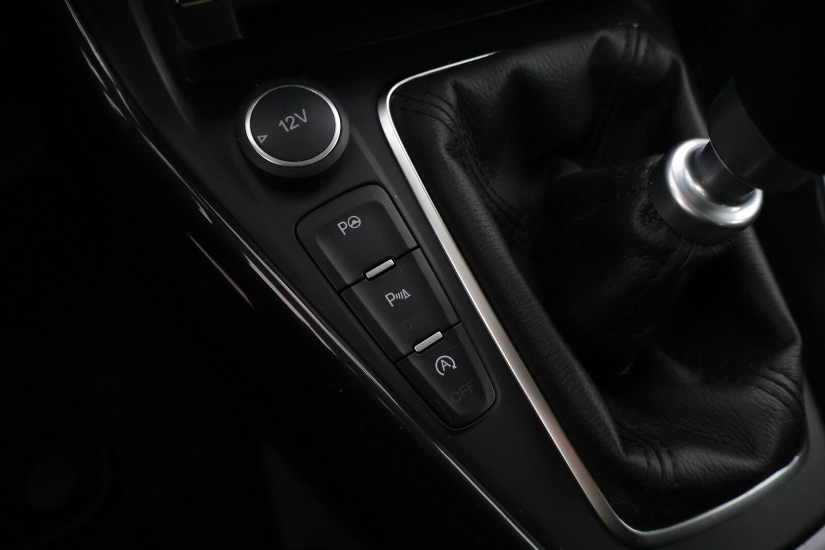 Ford Focus 2015 1,5 EcoBoost 150 hv Start/Stop M6 Titanium Wagon * Adapt. vakkari / P-tutkat / Lohkolämmitin / Lämmitettävä tuulilasi / Koukku * - Suomi-auto / Jakohihna vaihdettu 3/25! / Kahdet hyvät renkaat, talveksi Nokian nastat