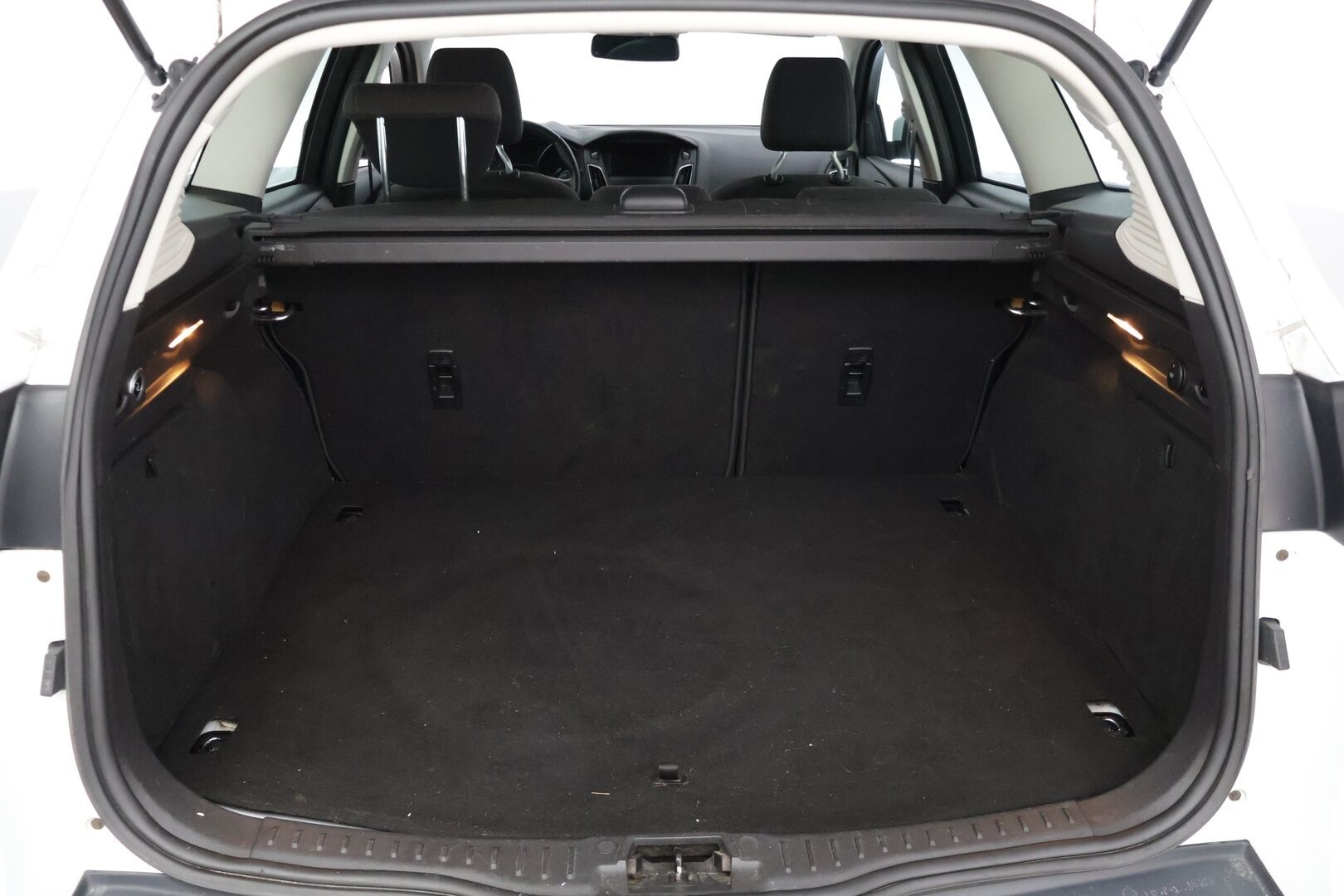 Ford Focus 2015 1,5 EcoBoost 150 hv Start/Stop M6 Titanium Wagon * Adapt. vakkari / P-tutkat / Lohkolämmitin / Lämmitettävä tuulilasi / Koukku * - Suomi-auto / Jakohihna vaihdettu 3/25! / Kahdet hyvät renkaat, talveksi Nokian nastat