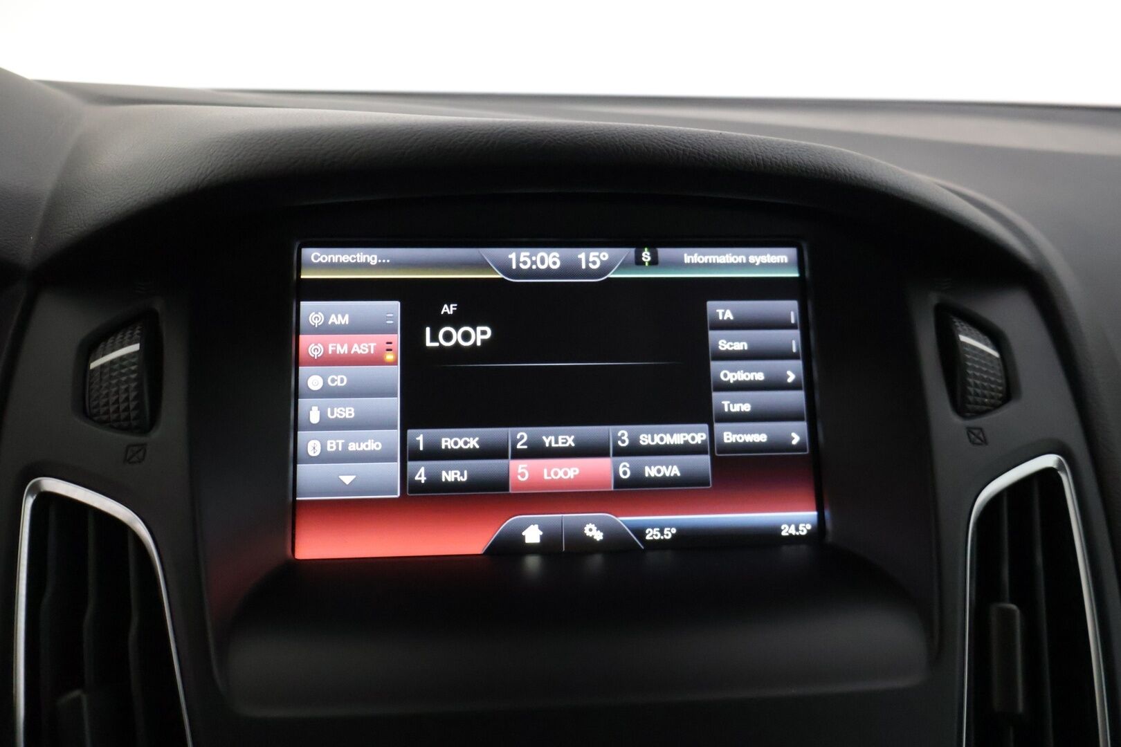 Ford Focus 2015 1,5 EcoBoost 150 hv Start/Stop M6 Titanium Wagon * Adapt. vakkari / P-tutkat / Lohkolämmitin / Lämmitettävä tuulilasi / Koukku * - Suomi-auto / Jakohihna vaihdettu 3/25! / Kahdet hyvät renkaat, talveksi Nokian nastat